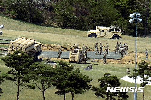 【성주=뉴시스】최동준 기자 = 27일 경북 성주군 골프장에서 미군들이 사드(고고도 미사일 방어체계·THAAD) 배치를 위한 사전작업을 하고 있다. 국방부 대변인은 27일 정례브리핑에서 “한미가 일부 사드 전력을 배치한 것은 이제 북한이 도발하면 대응할 수 있는 그런 능력을 갖춘 것”이라며 시험가동 없이 바로 실전운용에 들어간다는 의미로 해석된다. 2017.04.29. photocdj@newsis.com