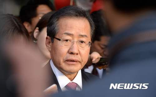 【서울=뉴시스】배훈식 기자 = 28일 오후 서울 마포구 박정희 대통령 기념 도서관에서 홍준표 자유한국당 대선 후보가 취재진의 질문을 받고 있다. 2017.04.28.&nbsp; dahora83@newsis.com