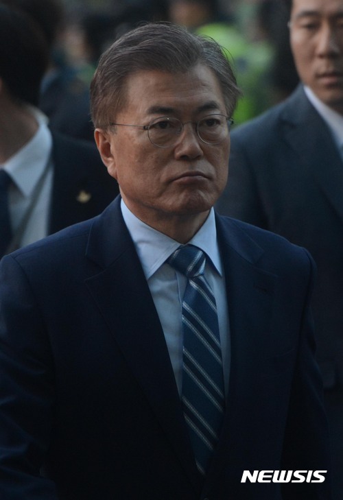 【서울=뉴시스】홍효식 기자 = 문재인 더불어민주당 대선후보가 28일 오후 서울 마포구 상암MBC에서 열린 중앙선거방송토론위원회 주관 제19대 대통령선거 후보자 2차 초청 토론회에 참석하기 위해 들어서고 있다. 2017.04.28.&nbsp; yesphoto@newsis.com