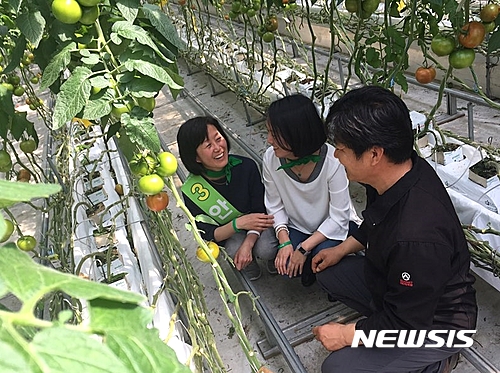 【익산=뉴시스】위용성 기자 = 안철수 국민의당 대선후보 부인 김미경씨(맨 왼쪽)가 28일 전북 익산 농업회사법인 로즈밸리에서 딸 안설희씨와 함께 스마트팜 농법으로 재배한 토마토를 시식하고 있다. 2017.04.28.