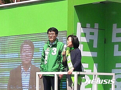 【전주=뉴시스】위용성 기자 = 안철수 국민의당 대선후보 부인 김미경씨가 28일 전주 한옥마을에서 차량유세를 하고 있다. 2017.04.28.(제공=안철수 캠프)