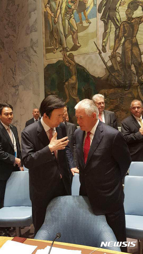 【서울=뉴시스】윤병세 외교부장관이 지난 28일(현지시간) 미국 뉴욕에서 북한 비핵화를 주제로 열린 유엔 안보리 회의에 앞서 렉스 틸러슨 미 국무장관과 대화하고 있다. 2017.04.29. (사진=외교부 제공)&nbsp;&nbsp; photo@newsis.com