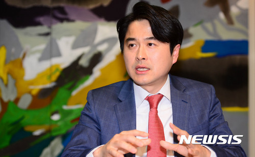 【서울=뉴시스】추상철 기자 =정훈 하나금융경영연구소 빅데이터 전략센터장이 27일 오후 서울 영등포구 여의도 하나금융경영연구소에서 뉴시스와 인터뷰를 갖고 있다. 2017.04.30.&nbsp; scchoo@newsis.com