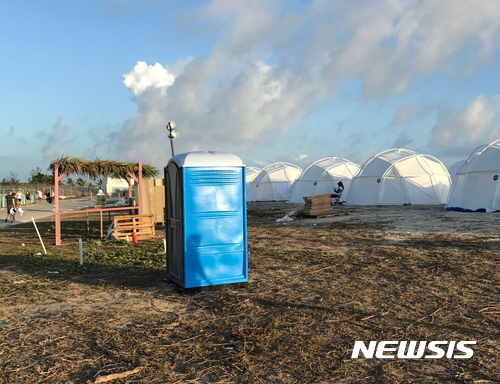 【바하마= AP/뉴시스】 = 지난 달 28일 바하마의 엑서마 섬에서 열리기로 했던 음악축제가 당일 갑자기 취소되면서 이미 도착한 수천명의 참가자가 소동을 벌였던 엑서마섬의 현장. 미 마이애미 해안경비대는 이 부근 해상의 상공에서 실종된 뉴욕의 여성기업인등 4명이 탄 비행기의 수색에 나서서 생존자를 찾고 있다.&nbsp; 