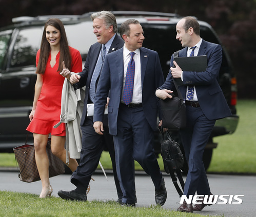 【 워싱턴=AP/뉴시스】호프 힉스 백악관 선임공보보좌관(왼쪽)이 16일(현지시간) 임시 공보고문에 임명됐다. 사진은 지난 4월 29일 힉스가 워싱턴 백악관 내에서 스티브 배넌 수석 전략가(왼쪽 두번째), 라인스 프리버스 당시 비서실장(왼쪽 세번째), 스티븐 밀러 성임 정책고문과 함께 걸어가고 있는 모습. 2017.08.17