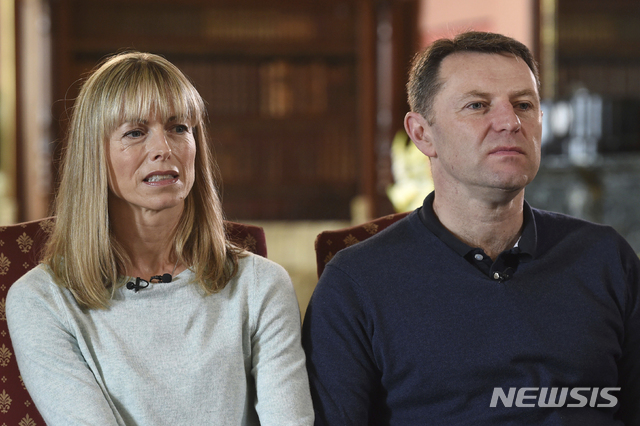 [AP/뉴시스]13년 전 포르투갈 휴양지에서 실종돼 세상을 떠들썩하게 했던 영국 3세 아동 매들린 매캔의 부모인 케이트·제리 매캔이 2017년 4월28일(현지시간) 영국 BBC와 인터뷰 중인 모습이다.2020.06.04. 