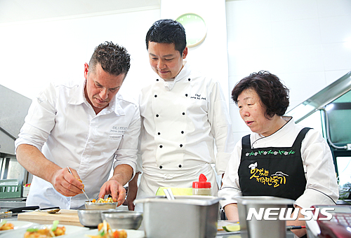 【제주=뉴시스】조수진 기자 = 지난 28일 미슐랭 3스타 셰프인 야콥 쟝 보어마(왼쪽)가 본인이 개발한 ‘과일과 허브를 곁들인 간장 생강 커리 새우’ 조리법을 박영준 제주신라호텔 셰프(가운데)와 박미희 대표(오른쪽)에게 설명하고 있다. (사진=호텔신라 제공)