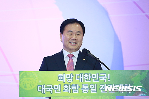 【서울=뉴시스】유경석 세계평화통일가정연합 한국회장이 30일 경기 고양시 일산 킨텍스 제2전시장에서 가정연합이 개최한 '희망 대한민국! 대국민 화합통일 전진 대회- 서울·인천·경기·강원 연합 수도권 대회'에서 사회를 보고 있다. (사진=가정연합 제공)