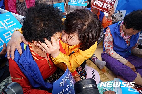 【성주=뉴시스】30일 오후 경북 성주군 초전면 소성리 마을회관 앞에서 열린 사드(THAAD, 고고도미사일방어체계) 배치 반대 평화집회에 참석한 정의당 심상정 대선후보가 성주 주민을 위로하고 있다. 2017.04.30&nbsp; (사진 = 심상정 선대위 제공)&nbsp; photo@newsis.com