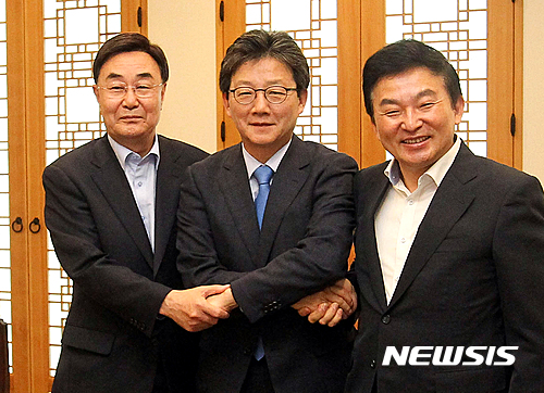 【제주=뉴시스】우장호 기자 = 유승민 바른정당 대선 후보가 1일 오전 제주국제공항 접견실에서 원희룡 제주지사와 면담을 마치고 고충홍 도당위원장과 함께 손을 맞잡고 기념촬영을 하고 있다. 2017.05.01. woo1223@newsis.com