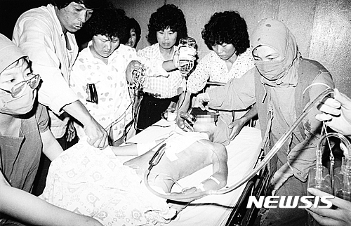 【광주=뉴시스】배동민 기자 = 전남대학교병원은 1일 5·18민주화운동 당시 전남대병원 의료인들의 증언모음집 '5·18 10일간의 야전병원'을 발행했다고 밝혔다. 사진은 5·18 당시 밤낮없이 진행된 초응급 진료 모습. 2017.05.01. (사진=전남대병원·나경택씨 제공)&nbsp;&nbsp;&nbsp; photo@newsis.com
