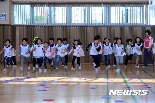 【서울=뉴시스】전신 기자 = 1일 서울 서초구 우솔초등학교에서 열린 어린이날 맞이 체육대회에서 학생들이 판 뒤집기 경기를 하고 있다. 이날 체육대회는 미세먼지 영향으로 실내에서 진행됐다. 2017.05.01.   photo1006@newsis.com