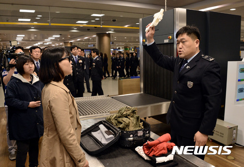【인천=뉴시스】홍찬선 기자 = 인천본부세관은 하계 성수기를 맞아 인천공항과 인천항을 이용하는 여객들을 대상으로 '휴대물품 집중단속'을 실시한다고 21일 밝혔다. 사진은 지난 5월 1일 실시한 테러물품 모의 훈련. 2017.07.21.&nbsp; mania@newsis.com 