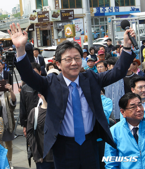 【제주=뉴시스】우장호 기자 = 유승민 바른정당 대선후보가 1일 오전 제주시 동문시장을 찾아 제주지역 유권자들에게 두 손을 들어 인사하고 있다. 2017.05.01.&nbsp;&nbsp; woo1223@newsis.com