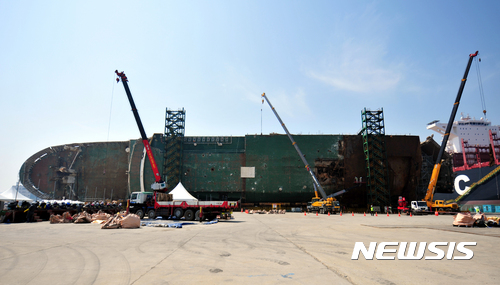 【목포=뉴시스】류형근 기자 = 1일 오전 전남 목포시 목포신항만에서 코리아쌀베지 작업자들이 미수습자와 유류품 수색작업을 벌이고 있다. 2017.05.01.&nbsp;&nbsp; hgryu77@newsis.com