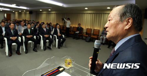【광주=뉴시스】신대희 기자 = 지난 1995년 서울지검장 재직 시절 5·18 특별수사 본부장을 맡아 12·12 및 5·18 재판으로 전직 국가원수 부정비리 사건을 진두지휘했던 최환 변호사가 1일 오전 광주시청 중회의실에서 공직자 상대 특강을 갖고 있다. 2017.05.01.&nbsp;&nbsp;&nbsp; sdhdream@newsis.com