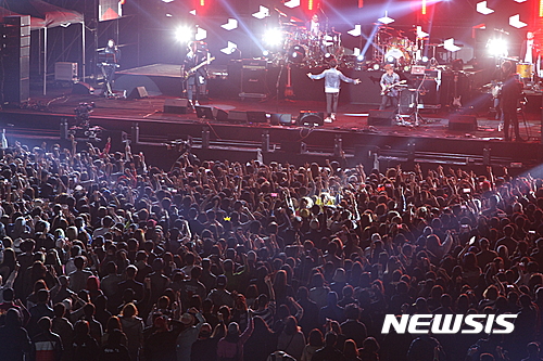 【영암=뉴시스】배상현 기자 = 지난달 30일 영암국제자동차경주장에서 열린 ‘2017 영암 모터락페스티벌’(MotoRock Festival, 이하 2017모터락페)이 폭발적인 인기몰이를 했다. 2017.05.01 (사진=전남개발공사)&nbsp;&nbsp; praxis@newsis.com 