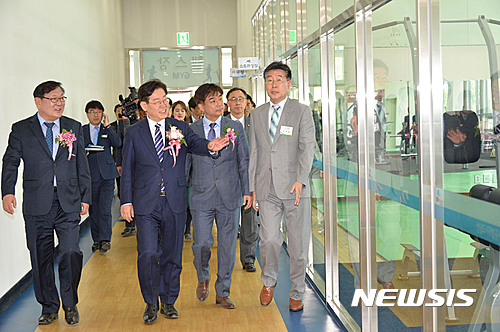 【성남=뉴시스】이정하 기자 = 경기 성남시내 대형 공공 생활체육시설인 중원구 성남동 성남종합스포츠센터가 1일 정식 개장했다. 이날 개관식을 마친 뒤 이재명 성남시장이 시설을 둘러보고 있다. 2017.05.01 (사진=성남시 제공)&nbsp;&nbsp; photo@newsis.com&nbsp; 