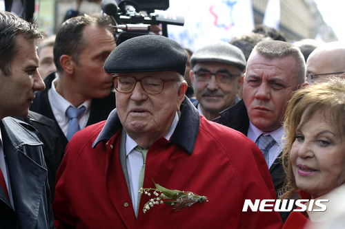 【 파리=AP/뉴시스】프랑스 대선후보 마린 르펜의 아버지이자 극우 정당 국민전선 설립자인 장 마리 르펜이 2017년 5월1일 파리 잔다르크 동상에 헌화하기 위해 행사에 참석하고 있다. 2017.05.01