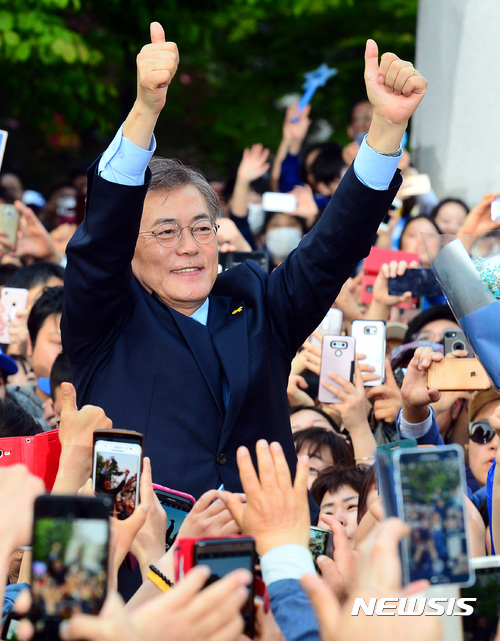 【의정부=뉴시스】박영태 기자 = 문재인 더불어민주당 대선후보가 1일 오후 경기도 의정부시 의정부 젊음의 거리에서 진행된 경기 북부 및 의정부 지역 집중유세에서 시민들에게 엄지척을 하고 있다. 2017.05.01. since1999@newsis.com