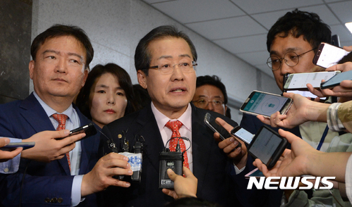 【서울=뉴시스】김선웅 기자 = 홍준표 자유한국당 대선후보가 1일 오후 서울 여의도 국회 의원회관에서 바른정당 비 유승민계 의원들과 회동을 마친 후 취재진에 입장을 밝히고 있다. 2017.05.01.&nbsp;&nbsp; mangusta@newsis.com