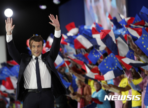 【파리=AP/뉴시스】프랑스의 중도 대선 후보인 에마뉘엘 마크롱이 1일(현지시간) 파리에서 선거유세를 진행하고 있다. 2017.5.2.