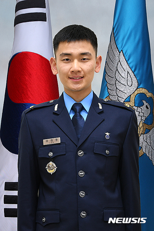 【진주=뉴시스】정경규 기자 = 2일 공군 부사관으로 임관한 이희영(19·항공탄약정비)하사.2017.05.02.(사진=공교사 제공)&nbsp; photo@newsis.com