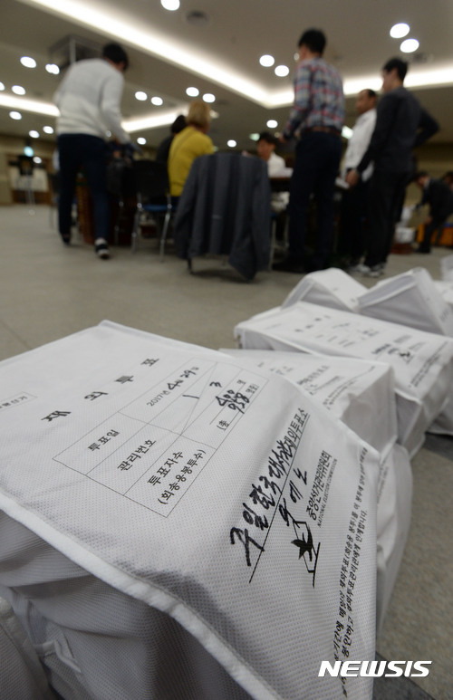 【인천=뉴시스】홍찬선 기자 = 2일 오전 인천 중구 공항동로 국제우편물류센터에서 직원들이 제19대 대통령선거 재외투표 우편물을 접수하고 있다.    우정사업본부는 전 세계에서 접수되는 재외투표 회송 우편물은 20여만통으로 예상했다. 2017.05.02.   mania@newsis.com