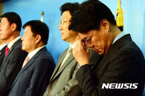 【서울=뉴시스】박영태 기자 = 장제원 바른정당 의원 등 탈당파 의원들이 2일 오전 서울 여의도 국회 정론관에서 바른정당 탈당 기자회견을 하고 있다. 2017.05.02.since1999@newsis.com