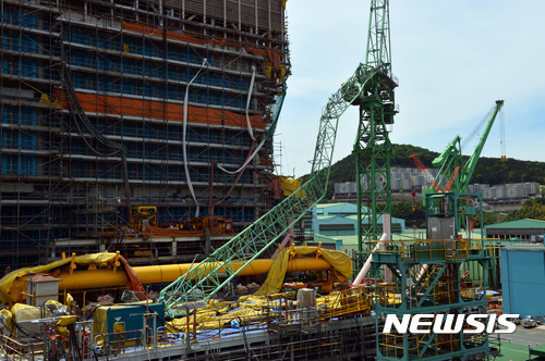 [거제=뉴시스]차용현 기자 = 지난 2017년 5월1일 6명이 숨지고 25명이 다친 경남 거제시 거제조선소 내 타워크레인 사고 현장. 2017.05.02. con@newsis.com 