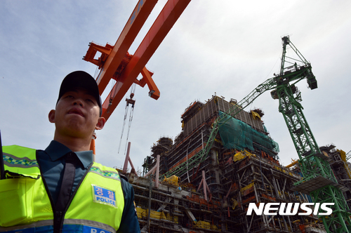 【거제=뉴시스】차용현 기자 = 2일 오전 삼성중공업은 지난 1일 6명이 숨지고 25명이 다친 경남 거제시 삼성거제조선소 내 타워크레인 사고와 관련해 사과문을 발표하고 사고현장을 언론에 공개했다. 2017.05.02. con@newsis.com