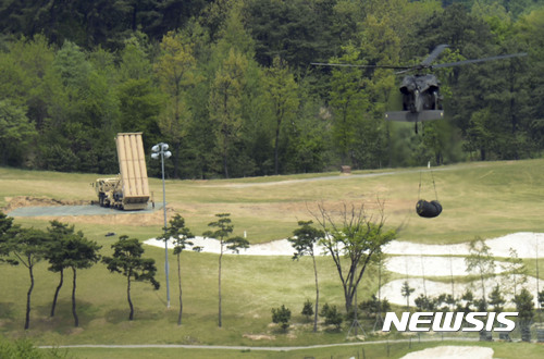 【성주=뉴시스】최동준 기자 = 사드 비용 논란이 일고 있는 2일 경북 성주군 성주골프장에 배치된 사드 앞으로 미군이 블랙호크(UH60)를 이용해 사드, 운용 차량 등에 쓰일 기름을 배달하고 있다.&nbsp;&nbsp; 미군은 지난 30일 주민들 반대에 유류차 진입이 막히자 헬기를 이용해 기름을 배달한 것이다. 2017.05.02.&nbsp;&nbsp; photocdj@newsis.com