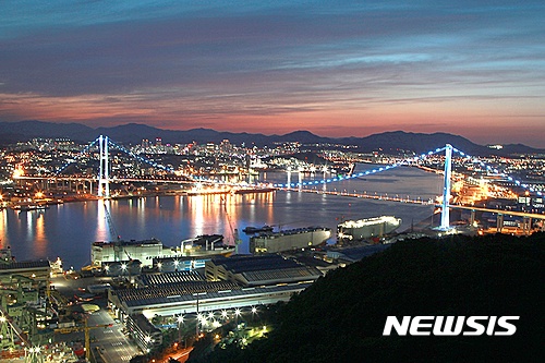 【울산=뉴시스】박일호 기자 = 울산시 동구는 울산대교 전망대가 외지 관광객 수가 꾸준히 늘며 울산 필수 관광코스로 자리잡고 있다고 7일 밝혔다. 사진은 울산대교 전망대에서 바라본 야경. 2017.07.07. (사진=울산 동구 제공) photo@newsis.com