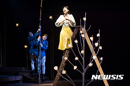 【서울=뉴시스】연극 '록산느를 위한 발라드'. 2017.05.02. (사진= 국립극단 제공) photo@newsis.com