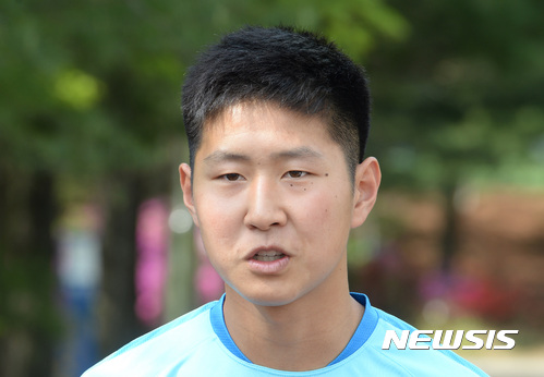【파주=뉴시스】권현구 기자 = 18세 이하 축구대표팀의 이강인이 2일 오후 경기도 파주 축구대표팀트레이닝센터(NFC)에서 훈련에 앞서 취재진 질문에 답변을 하고 있다. 2017.05.02.&nbsp;&nbsp; stoweon@newsis.com