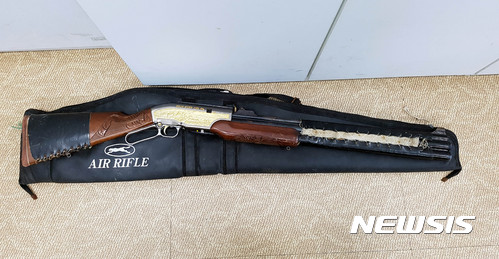 【무안=뉴시스】전남경찰청이 불법무기류 자진 신고 기간 중 여수에서 수거한 공기총의 모습.