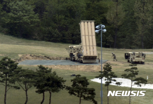 【성주=뉴시스】최동준 기자 = 사드 비용 논란이 일고 있는 2일 경북 성주군 성주골프장에 배치된 사드에서 미군이 정비를 하고 있다. 2017.05.02. photocdj@newsis.com
