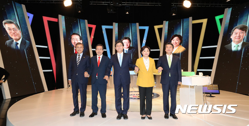 【서울=뉴시스】국회사진기자단 = 문재인(더불어민주당·왼쪽부터), 홍준표(자유한국당), 유승민(바른정당), 심상정(정의당), 안철수(국민의당) 대통령 후보가 2일 저녁 서울 마포구 상암동 문화방송(MBC)에서 중앙선거관리위원회 주최로 열린 토론회 시작에 앞서 손을 잡고 있다. 2017.05.02.&nbsp; photo@newsis.com