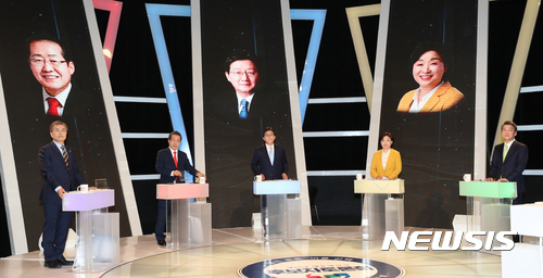 【서울=뉴시스】국회사진기자단 = 문재인(더불어민주당·왼쪽부터), 심상정(정의당), 유승민(바른정당), 안철수(국민의당), 홍준표(자유한국당) 대통령 후보가 2일 저녁 서울 마포구 상암동 문화방송(MBC)에서 열린 중앙선거관리위원회 주최 토론회에서 발언 준비를 하고 있다. 2017.05.02. photo@newsis.com