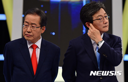 【서울=뉴시스】국회사진기자단 = 홍준표 자유한국당(왼쪽), 유승민 바른정당 대선후보가 2일 오후 서울 상암동 MBC 스튜디오에서 선거관리위원회 주최로 열린 마지막 TV토론에 참석해 준비를 하고 있다. 2017.05.02.&nbsp; photo@newsis.com
