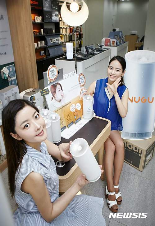 【서울=뉴시스】SK텔레콤은 자사 인공지능 기기 ‘누구’의 판매량이 가정의 달을 앞두고 10만대를 돌파했다고 3일 밝혔다. 7개월간 ‘누구’를 통해 발생한 대화량이 1억 건을 넘어섰다. 2017.05.03. (사진=SK텔레콤 제공) photo@newsis.com