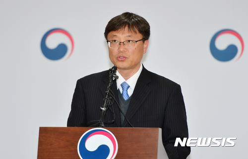 【목포=뉴시스】배동민 기자 = 3일 오전 전남 목포시 호남동 목포신항 취재지원센터에서 이철조 세월호 현장수습본부장이 '세월호 인양 고의지연 의혹 ' 보도와 관련해 "기술적인 문제였을 뿐"이라며 해명 브리핑을 하고 있다. 2017.05.03.&nbsp; guggy@newsis.com