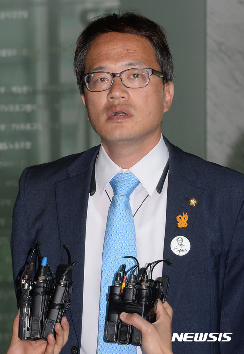 【서울=뉴시스】배훈식 기자 = 3일 오후 서울 양천구 목동SBS 본사 로비에서 박주민 더불어민주당 의원이 '세월호 지연 인양' 의혹 보도 관련 항의 방문에 대해 설명하고 있다. 2017.05.03.&nbsp; dahora83@newsis.com