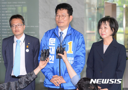 【서울=뉴시스】배훈식 기자 = 3일 오후 서울 양천구 목동SBS 본사 로비에서 송영길(왼쪽 두번째) 문재인 캠프 선거대책총괄본부장이 '세월호 지연 인양' 의혹 보도 관련 항의 방문에 대해 설명하고 있다. 왼쪽부터 더불어민주당 박주민 의원, 송 본부장, 손혜원 의원. 2017.05.03.&nbsp; dahora83@newsis.com