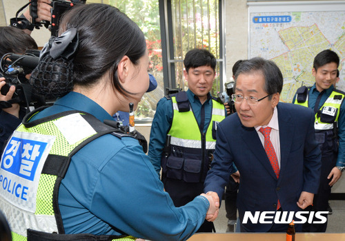【서울=뉴시스】배훈식 기자 = 3일 오후 서울 마포구 마포경찰서 홍익지구대를 방문한 홍준표 자유한국당 대선 후보가 지구대원과 악수하고 있다. 2017.05.03.&nbsp; dahora83@newsis.com