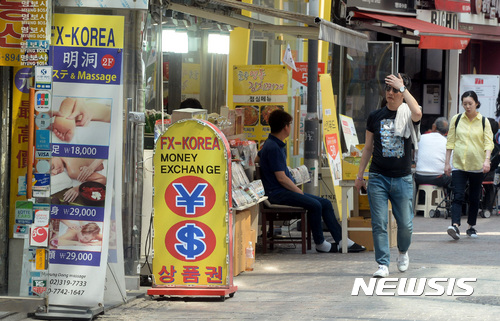 외국인 관광객들이 줄어들면서 인바운드 여행사와 호텔업계의 고민이 특히 깊어지고 있는 상황이다. 사진은 외국인 관광객들이 없어 한산한 명동거리.&nbsp; 뉴시스 자료사진