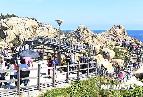 【울산=뉴시스】박일호 기자 = 석가탄신일이자 황금연휴인 3일 오후 울산시 동구 대왕암공원에는 아름다운 경치를 즐기기 위해 찾은 나들이객들로 북적이고 있다. 2017.05.03.&nbsp;&nbsp; piho@newsis.com