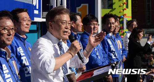 【창원=뉴시스】 박영태 기자 = 문재인 더불어민주당 대선후보가 3일 오후 경남 창원시 마산합포구 오동동문화광장에서 열린 유세에서 지지를 호소하고 있다. 2017.05.03.&nbsp; photo@newsis.com 