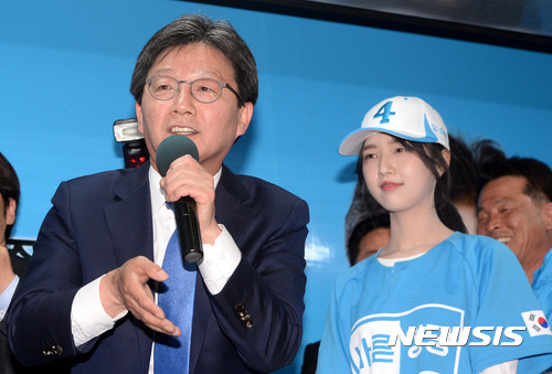 [서울=뉴시스]배훈식 기자 = 2017년 5월 3일 오후 서울 강남구 CGV강남 앞에서 유승민 당시 바른정당 대선 후보가 선거 유세를 하고 있다. 오른쪽이 딸 유담씨. 2026.08.06. dahora83@newsis.com 