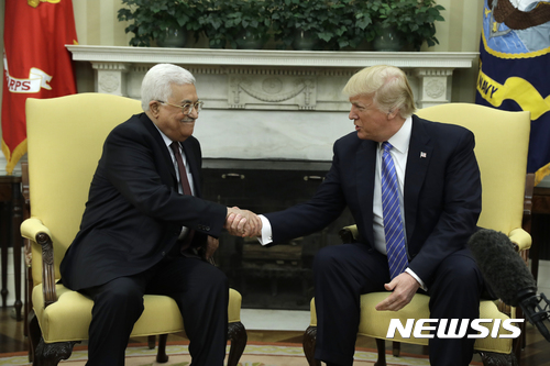 【워싱턴=AP/뉴시스】도널드 트럼프 미국 대통령이 3일(현지시간) 워싱턴 백악관 집무실에서 마무드 아바스 팔레스타인 자치 정부 수반을 만나 악수하고 있다. 그는 이날 아바스 수반과의 공동 성명에서 중동평화 추진에 진력할 의향을 표명했다. 2017.05.04